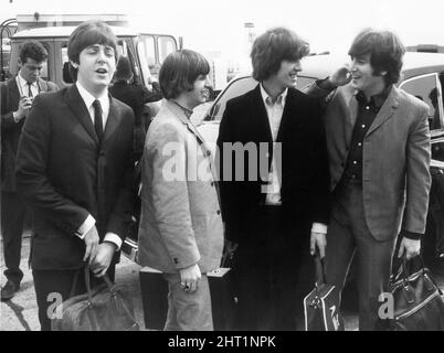 Die Beatles verlassen den Flughafen London Heathrow für ihre zweite North American Tour 13.. August 1965 zum Zeitpunkt dieses Bildes, der Beatles 2. Film Help! War gerade erschienen, und die Singles Help! Und Zug um Zug im Frühjahr und Sommer 1965 veröffentlicht. Am 15.. August spielten die Beatles ihr bisher größtes Konzert vor 55.600 schreienden Fans im Shea Stadium in New York, links Paul McCartney 2. links Ringo Starr 2. rechts George Harrison ganz rechts John Lennon Bild aufgenommen am 13.. August 1965 Stockfoto