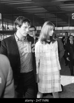 Terence Stamp und Jean Shrimpton, zusammen auf dem Flughafen London Heathrow, 26.. Oktober 1965. Der Schauspieler begleitet seine Model-Freundin, während sie Verpflichtungen in Amerika und Australien erfüllt. Stockfoto