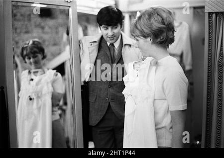 Jimmy Tarbuck in Great Yarmouth mit seiner Frau Pauline. Jimmy wusste mit 4pm nicht sicher, ob er den Palladium-Job bekommen würde. Er ging auf die andere Straßenseite vom Bungalow, in dem er sich aufhielt, um seinen Manager vom Dorflebensmittelladen anzurufen. 22.. September 1965. Stockfoto