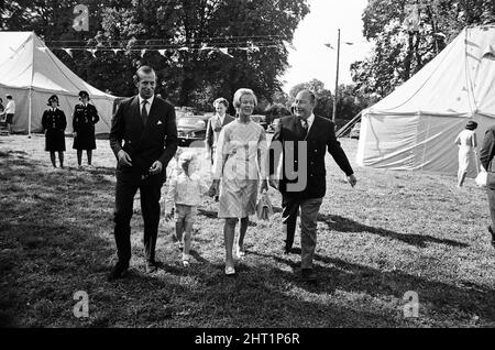 Prinz Edward, Herzog von Kent und Katharine, Herzogin von Kent auf der Iver Fair, Buckinghamshire, mit ihren Kindern George und Helen Windsor. 20.. September 1966. Stockfoto