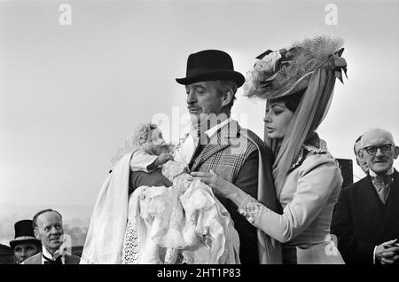 Sophia Loren und David Niven drehen „Lady L“ mit dem 9-jährigen Simon. März 1965. Stockfoto