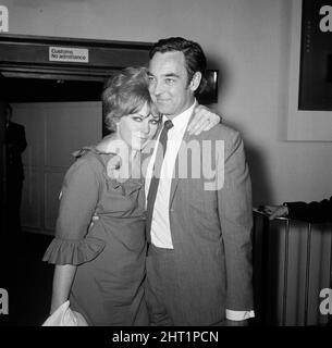 Richard Johnson trifft sich auf dem Londoner Flughafen mit seiner Frau Kim Novak nach ihrer Rückkehr aus Amerika in dieses Land. 13.. August 1965. Stockfoto