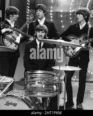 Die Beatles am Set von Top of the Pops, ihr erstes und letztes Mal in der Show.16.. Juni 1966. Stockfoto