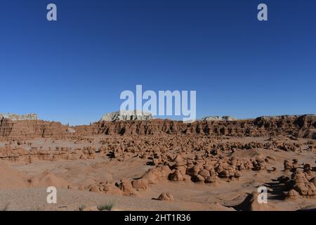 Ein Panoramablick auf wunderschöne Sandsteinformationen im Goblin Valley State Park, Utah, USA Stockfoto