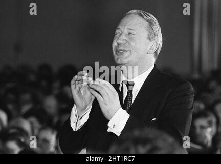 Edward Heath dirigiert Weihnachtslieder bei einem Benefizkonzert in Broadstairs, Kent, 19.. Dezember 1965 Stockfoto