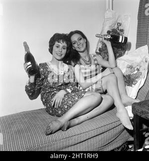 Erste Nacht im „Passion Flower Hotel“ im Prince of Wales Theatre. Karen Fernald und Frau Annis in ihrer Garderobe nach der Show. 25.. August 1965. Stockfoto