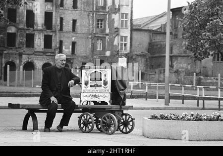 Szenen in Ost-Berlin, vier Jahre nach Beginn der Arbeiten am Bau der Berliner Mauer, die Ost und West trennt.26.. Mai 1965. Stockfoto