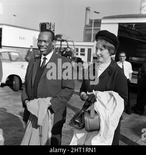 Der Premierminister von Bechuanaland, Seretse Khama, und seine Frau Ruth Williams Khama kommen aus Südafrika am Flughafen London an. 20.. Oktober 1965. Stockfoto