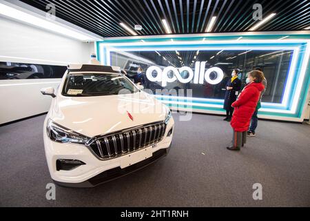 Taiyuan, Chinas Provinz Shanxi. 25.. Februar 2022. Ein Mitarbeiter stellt am 25. Februar 2022 im Apollo Park in Yangquan, der nordchinesischen Provinz Shanxi, ein unbemanntes Auto vor. UM MIT "Chinas erster kommerzieller Lizenz für unbemannte Fahrdienste ausgestellt" zu GEHEN Kredit: Yang Chenguang/Xinhua/Alamy Live News Stockfoto