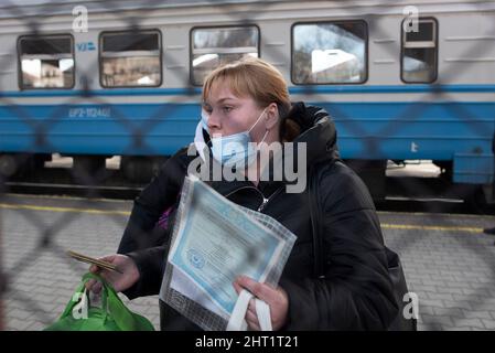 Przemysl, Warschau, Polen. 26.. Februar 2022. Eine Frau aus der Ukraine zeigt ihre Dokumente und spricht mit der Kamera, nachdem sie am 26. Februar 2022 in Przemysl, Polen, am Bahnhof Przemysl angekommen ist. Polen hat Aufnahmezentren eingerichtet, während ukrainische Bürger aus ihrem Land vor dem Krieg fliehen. (Bild: © Aleksander Kalka/ZUMA Press Wire) Stockfoto