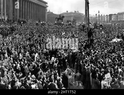 FC Liverpool-Fans versammeln sich auf dem St. George's Square, um die FA-Cup-Gewinner nach ihren 2-1 über Leeds United am 1965. Mai zu begrüßen. Stockfoto