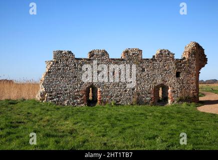 Die Überreste eines Mauerabschnitts beim zerstörten Gatehouse in der St. Benet's Abbey auf den Norfolk Broads in Horning, Norfolk, England, Vereinigtes Königreich. Stockfoto