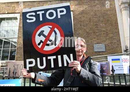 London, Großbritannien. 26. Februar 2022. Protest gegen die russische Aggression in der Ukraine. Hunderte von Demonstranten versammeln sich vor der Downing Street, um ein Ende der russischen Feindseligkeiten und weitere Sanktionen zu fordern. Quelle: Andrea Domeniconi/Alamy Live News Stockfoto