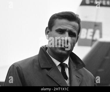 Lev Yashin, Dynamo Moscow und der Torhüter der Sowjetunion kommen am Manchester Ringway Airport an, er ist auf dem Weg nach Stoke, um an Sir Stanley Matthews's Testimonial Match mit einem International XI gegen Sir Stanley Matthews XI, auf dem Victoria Ground 730pm heute Abend, Mittwoch, 28.. April 1965, teilzunehmen. Stockfoto