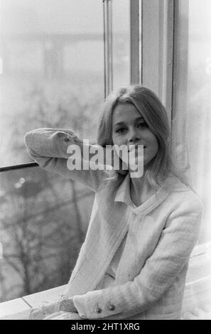 Jane Fonda, amerikanische Schauspielerin, in Großbritannien, um ihre Hauptrolle in dem neuen Film Circle of Love aka La Ronde (original französischer Titel) zu promoten, der am Donnerstag, 21.. Januar 1965, im Savoy Hotel in London gezeigt wurde. Jane Fonda wird diesen Sonntag einen Gastauftritt auf der Eamonn Andrews Show haben. Stockfoto