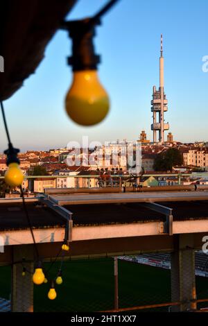 Prag, Tschechische Republik - 11. September 2020: Zizkov Fernsehturm in Prag, das höchste Gebäude der Stadt, Sonnenuntergang, vom Dach aus fotografiert Stockfoto