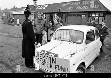 Coventry Aberfan Fund Raising Event, Autowanderung nach Stratford, London, 31.. Oktober 1966. Die Aberfan-Katastrophe war ein katastrophaler Zusammenbruch einer kollidierenden Beute-Spitze, die am Freitag, 21. Oktober 1966, im walisischen Dorf Aberfan stattfand und 116 Kinder und 28 Erwachsene tötete. Stockfoto