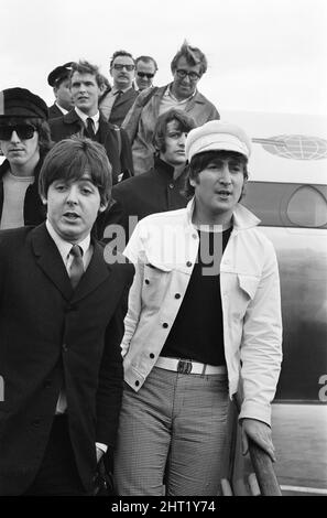 Die Beatles kehren am Sonntag, den 4.. Juli 1965, von Spanien, vom Flughafen London Heathrow nach England zurück. Mal Evans liegt direkt hinter Ringo Starr rechts auf der Treppe. (Mal war der Beatles-Fahrer - hier abgebildet hoch mit Brille, lässigem Hemd, Wind weht durch seine Haare, schaut nach unten, halb lächelnd, Umhängetasche der Jacke. Der Beatles Road Manager Neil Aspinall. Neil ist selbst links auf den Stufen positioniert, schaut nach außen, hinter George Harrison) Aufnahme vom 4.. Juli 1965 Stockfoto