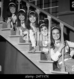 Erste Nacht im „Passion Flower Hotel“ im Prince of Wales Theatre. L-R Pauline Collins, Jean Muir, Jane Birkin, Karen Fernald und Franziska Annis. 25.. August 1965. Stockfoto