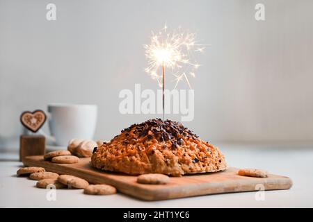 Ameisenbartkuchen mit Glitzern und Schokolade, Keksen, Kondensmilch. Hausgemachtes traditionelles Dessert Stockfoto
