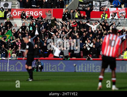 26.. Februar 2022 ; Brentford Community Stadium, London, England; Premier League Football, Brentford gegen Newcastle: Newcastle-Fans Stockfoto