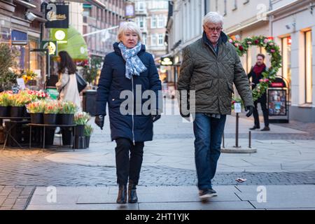 Ein paar spazieren in den Fußgängerzonen von Helsingborg Schweden Stockfoto