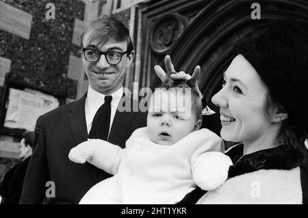 Maxwell, der Sohn von Roy Hudd und seiner Frau Ann, wird in der Croydon Parish Church getauft. Max ist mit seinen Eltern abgebildet. 28.. Februar 1965. Stockfoto