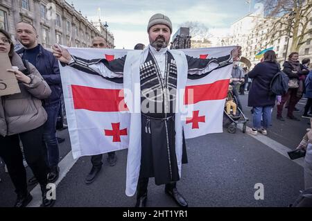 London, Großbritannien. 26.. Februar 2022. Tausende Ukrainer und Anhänger setzen ihre Massenproteste in der Nähe der Downing Street fort, während die russischen Streitkräfte ihre Vormarsch- und aggressive Militäraktion gegen mehrere Regionen der Ukraine, einschließlich Kiew, fortsetzen. Kredit: Guy Corbishley/Alamy Live Nachrichten Stockfoto