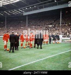 FA Cup Finale im Wembley Stadium. Liverpool 2 V Leeds United 1. Das Liverpool-Team steht vor dem Start auf dem Platz, als sie von Prinz Philip, dem Herzog von Edinburgh, begrüßt werden. 1. Mai 1965. Stockfoto