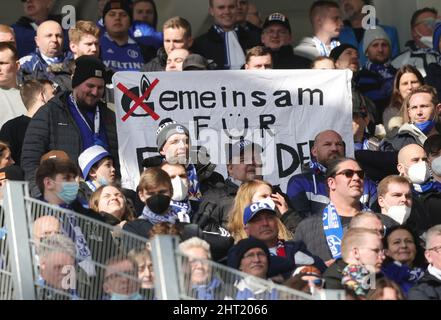 Karlsruhe, Deutschland. 26. Feb, 2022. firo : 02/26/2022, Fuvuball, 2.Bundesliga, Saison 2021/2022, Karlsruher SC, KSC - FC Schalke 04 Fans, Schalke, Poster, Transparent versus Gazprom Credit: dpa/Alamy Live News Stockfoto