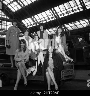 Abgebildet ist die Rolle der Besetzung, darunter auch von Frau Annis, Pauline Collins und Jean Muir, der neuen Show „Passion Flower Hotel“, die am Freitag in Manchester ihre Weltpremiere feiern wird. 26.. Juli 1965. Stockfoto