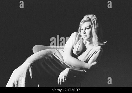 Molly Peters, Schauspielerin, die als Krankenschwester Patricia Fearing in 1965 James Bond Film Thunderball, Studio Pix, 30.. Dezember 1966 Hauptrolle spielte. Stockfoto