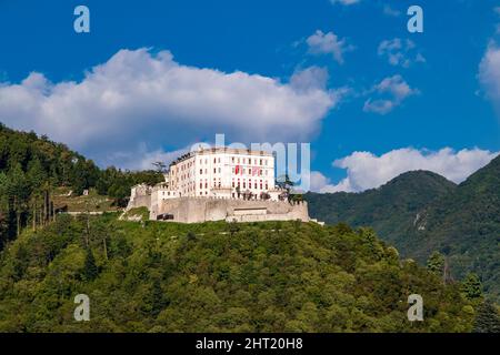CastelBrando, ein mittelalterliches Schloss auf einem Dolomit-Kalkstein-Felsen, mit Blick auf das Dorf Valmareno. Stockfoto