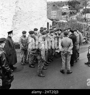 Die Jagd nach dem entflohenen Sträfling Frank Mitchell. Die Polizei des Royal Marine Commando zieht aus Peter Tavy in der Nähe von Tavistock, um Dartmoor nach dem entflohenen Häftling Frank Mitchell zu durchsuchen, der mit Hilfe eines RAF-Hubschraubers unterstützt wird. 13.. Dezember 1966. Stockfoto