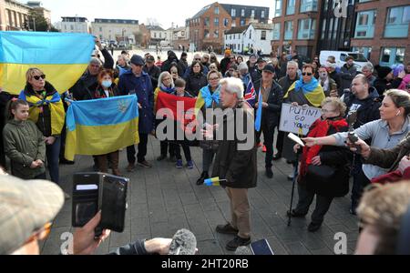 Der Abgeordnete Richard Graham aus Gloucester spricht die Menge an. Weltweit wird der Schock des Krieges in der Ukraine zu Wut und Protest. Demonstration für Stockfoto