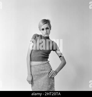 Twiggy - (geboren Leslie Hornby, verheiratet mit Leslie Lawson). Abgebildet in diesem Shooting im Oktober 1966 für The Mirror and Herald von Ron Burton. Twiggy wurde im Jahr 1966 entdeckt Bild aufgenommen am 28.. Oktober 1966 Stockfoto