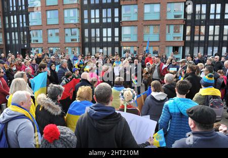 Der Abgeordnete Richard Graham aus Gloucester spricht die Menge an. Weltweit wird der Schock des Krieges in der Ukraine zu Wut und Protest. Demonstration für Stockfoto