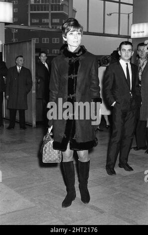 Die Filmstar Audrey Hepburn fotografierte am Flughafen Heathrow, bevor sie nach Hause in die Schweiz ging. 5.. November 1966. Stockfoto