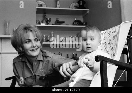 Die Schauspielerin Sheila Hancock mit ihrer kleinen Tochter, der Tochter von Melie Jane. 14.. März 1965. Stockfoto