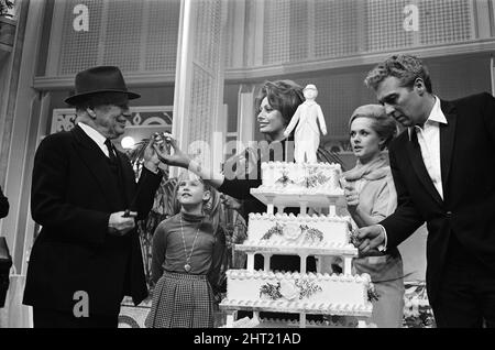 Der Schauspieler und Regisseur Charlie Chaplin, eine Stummfilmlegende, feiert seinen 77.. Geburtstag am Set in Pinewood, wo er einen neuen Film „Gräfin aus Hongkong“ drehen wird. Im Bild von links nach rechts Charlie Chaplin, Melie Griffith (Tochter von Tippi Hedren), Sophia Loren, Tippi Hedren und Sydney Chaplin, Chaplins dritter Sohn. 15.. April 1966. Stockfoto