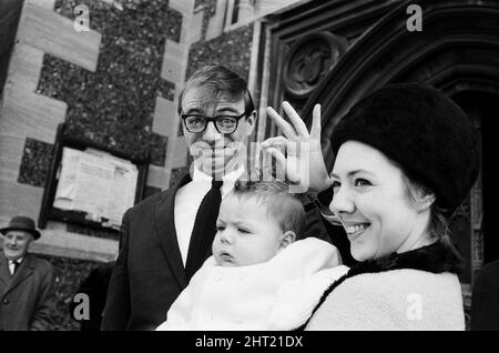 Maxwell, der Sohn von Roy Hudd und seiner Frau Ann, wird in der Croydon Parish Church getauft. Max ist mit seinen Eltern abgebildet. 28.. Februar 1965. Stockfoto