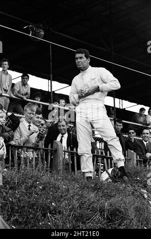 Dreharbeiten zum MGN-Film „Grand Prix“ bei Brands Hatch in Kent im Juli 1966. Schauspieler James Garner ist der amerikanische Grand-Prix-Fahrer Pete Aron, der von seinem Jordan-BRM-Rennteam gefeuert wird und für das japanische Yamura-Team fährt. Im Bild: Während der Dreharbeiten musste James Garner seinen Rennwagen (kein Stunt-Mann) für 1/2 eine Meile rund um Brands Hatch Circuit fahren, während er in Brand war. James hielt kurz nach der Ziellinie an und sprang aus dem Cockpit, als Flammen das Auto umschlingen. Feuerwehrmänner waren bereit, die Flammen zu löschen. James Garner ist während der Dreharbeiten zu diesem Film für £1million versichert. Stockfoto