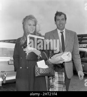 Jane Fonda, amerikanische Schauspielerin, mit Ehemann, Filmregisseur Roger Vadim, am Samstag, 9.. Oktober 1965, am Flughafen London-Heathrow. Stockfoto