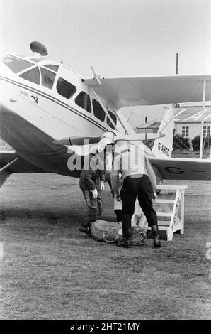 Die Flugsuche nach dem vermissten Ausflugsboot Darlwyne. Einige der Suchcrews wurden bei der Flugkontrolle am Flughafen St. Just eingewiesen. Die Darlwyne sank am 31.. Juli 1966, was zum Verlust von 31 Menschenleben führte und das Wrack des Bootes nie gefunden wurde. Die Leichen von nur 12 der 31 Personen an Bord wurden jemals geborgen. 5.. August 1966. Stockfoto