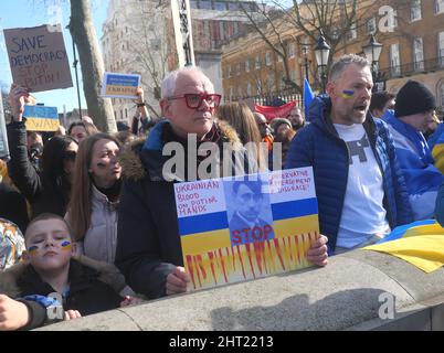 London, Großbritannien. 26.. Februar 2022. Tausende Anti-Putin- und Pro-Ukraine-Demonstranten nehmen an der Kundgebung vor der 10 Downing St. Teil.Quelle: Brian Minkoff/Alamy Live News Stockfoto