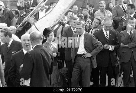 Prinzessin Margaret und Lord Snowdon am Drehort in Hollywood mit Paul Newman und Alfred Hitchcock beim Dreh seines neuesten Films „Torn Curtain“. 10.. November 1965. Stockfoto