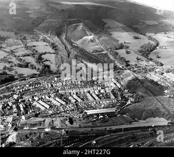 Aberfan - die Schule, die in einem Meer aus Schlamm starb - eine Luftaufnahme des Katastrophengeschehens, in dem ein Meer aus Schlamm und Kohlenstaub durch die Schule und eine Reihe von Häusern zerschmettert wurde - 22.. Oktober 1966 Luftbild mit der Katastrophenszene in Aberfan, Südwales. 21.. Oktober 1966 am Freitag, den 21. Oktober 1966, um 9,15 Uhr, rutschte nach Tagen des Regens eine Bergabfallspitze einen Berghang hinunter in das Dorf Aberfan, in der Nähe von Merthyr Tydfil in Südwales. Es zerstörte zunächst ein Bauernhaus in seinem Weg, tötete alle Bewohner, bevor es 20 Häuser und die Pantglas Junior School verschlingte, in der die Schüler gerade zurückkamen Stockfoto