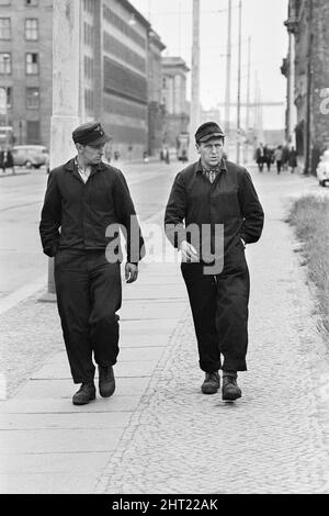 Szenen in Ost-Berlin, vier Jahre nach Beginn der Arbeiten am Bau der Berliner Mauer, die Ost und West trennt. Transportarbeiter, die nach dem Ende ihrer Schicht abreisen. 26. Mai 1965. Stockfoto