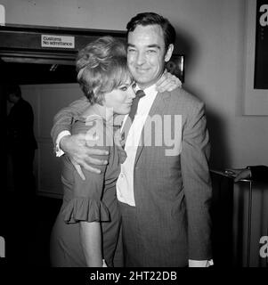 Richard Johnson trifft sich auf dem Londoner Flughafen mit seiner Frau Kim Novak nach ihrer Rückkehr aus Amerika in dieses Land. 13.. August 1965. Stockfoto