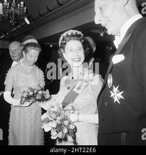 Born Free 1966, Royal Film Performance, The Odeon, Leicester Square, London, Montag, 14.. März 1966. Unser Bild zeigt ... Queen Elizabeth II. Stockfoto